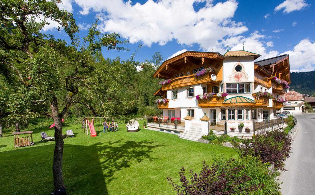 Ferienschloessl Harmonie Hotel Holzgau Exterior photo