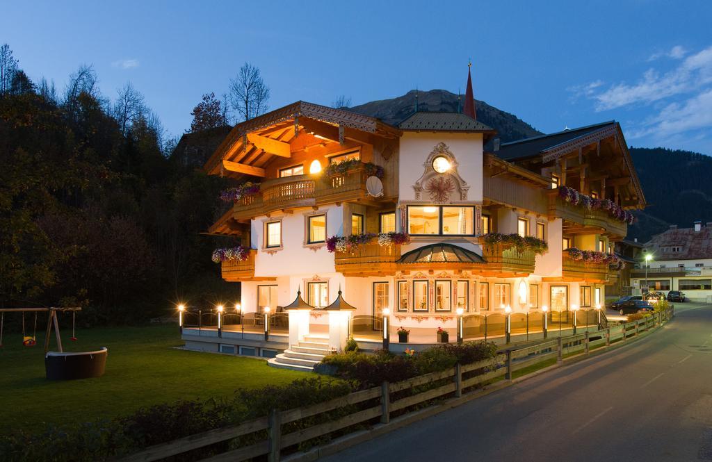 Ferienschloessl Harmonie Hotel Holzgau Exterior photo
