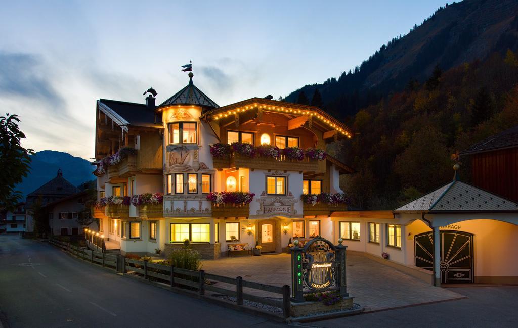 Ferienschloessl Harmonie Hotel Holzgau Exterior photo