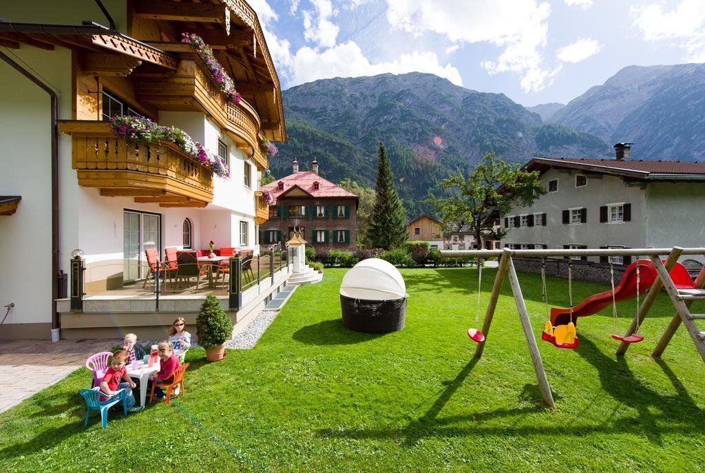 Ferienschloessl Harmonie Hotel Holzgau Exterior photo